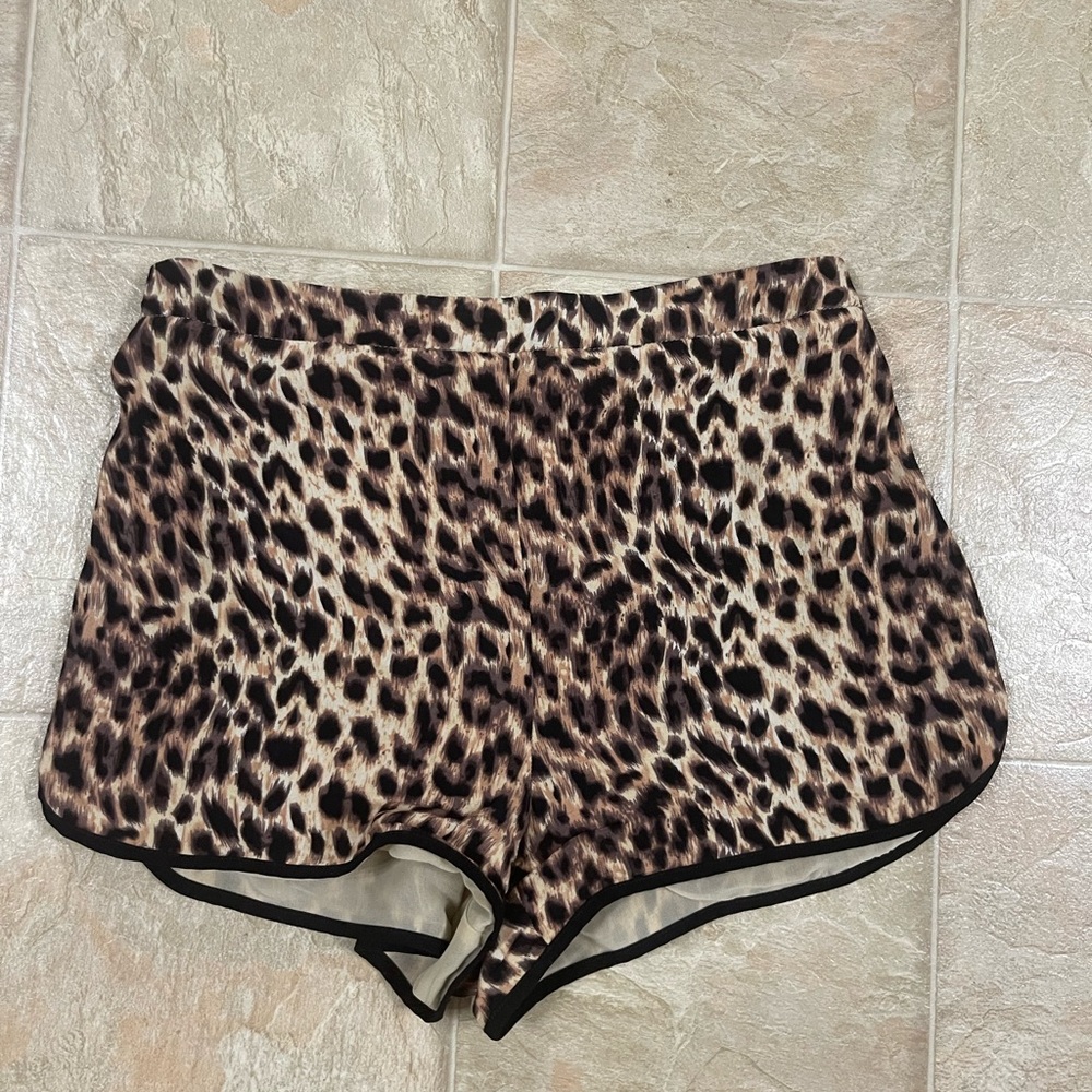 MOVING SALE MAKE OFFER Leopard retro gym/skater shorts